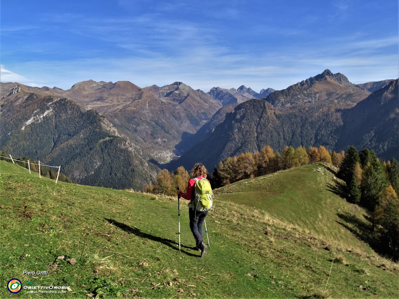 23 Sul sent. 117 spettacolo di cime orobiche e di larici colorati d'autunno.JPG
